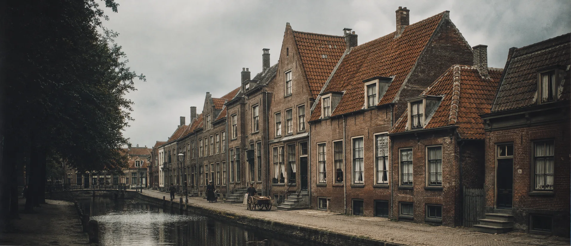 Historische Nederlandse huizen langs een gracht omstreeks 1915